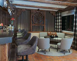 Ein einladender Raum mit Bar und bequemen Sitzgelegenheiten.