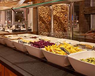 Vielfältige Auswahl an Pasta und Salaten in Schalen.