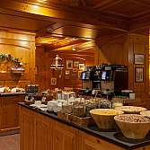 Holzinterieur mit Brot und Frühstückszutaten auf dem Buffet.