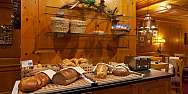 Buffet de petit-déjeuner avec du pain