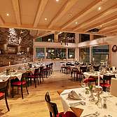 Gemütliches Restaurant mit gedeckten Tischen und stilvollem Ambiente.