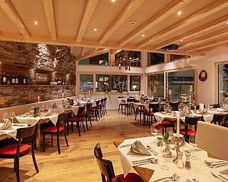 Gemütliches Restaurant mit gedeckten Tischen und stilvollem Ambiente.