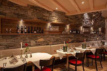 Gemütliches Restaurant mit Steinwand