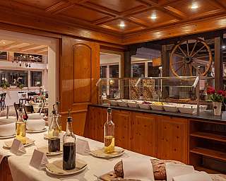 Ein Restaurant mit Holzdekor und einem Buffetbereich.