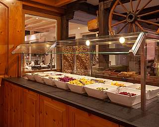 Ein Buffet mit mehreren Schalen frischer Salate und Beilagen.