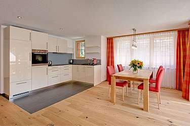 Moderne Küche mit Essbereich