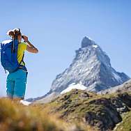 Eine Person fotografiert das Matterhorn in den Alpen.
