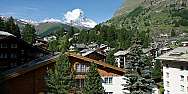 Panorama mit Chalets und dem Matterhorn im Hintergrund.