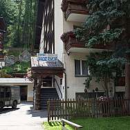 Eingang des Hotels Jägerhof mit einem grünen Fahrzeug.