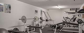 Ein gut ausgestatteter Fitnessraum mit verschiedenen Trainingsgeräten.