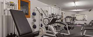 Ein gut ausgestattetes Fitnessstudio mit verschiedenen Trainingsgeräten.