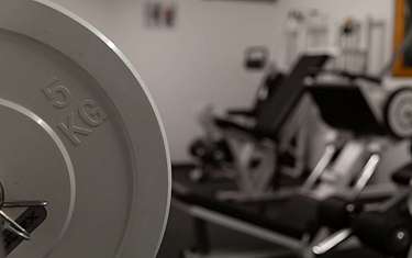 Nahaufnahme einer 5 kg Hantel in einem Fitnessstudio.