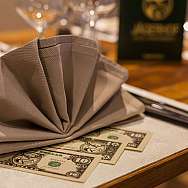 Ein gefaltetes Serviette und Geldscheine auf einem Tisch.