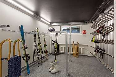 Skiraum mit Ausrüstung