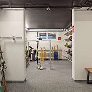 Ein Skiraum mit Skiern, Schlitten und Ausrüstungsregalen.