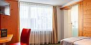 Helles Hotelzimmer mit Fenster
