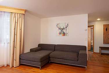 Modernes Sofa und Kunstwerk in einem hellen Raum.