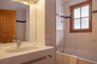 Badezimmer mit Waschbecken, Dusche und Badewanne.