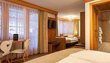 Ein modernes Hotelzimmer mit Holzinterieur und Fensterblick.